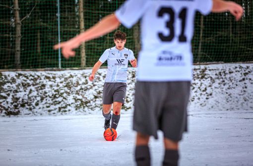 Kein Wetter für Fußball: Schnee, vor allem aber Eis machen diesmal ein Match auf dem Martinrodaer Kunstrasenplatz unmöglich. Foto: Pavel Chatterjee