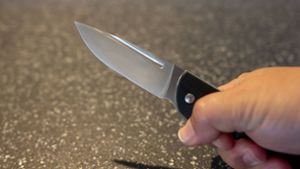 Kollegen auf Baustelle mit Messer schwer verletzt