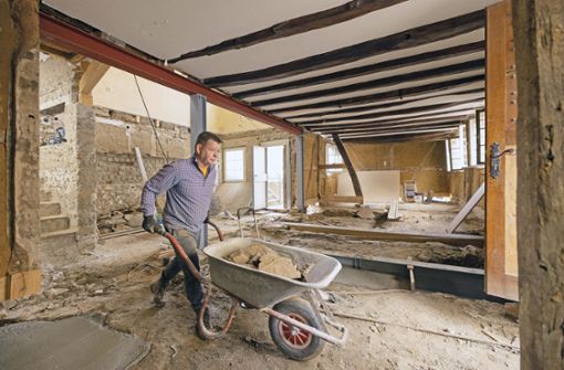 Weitermachen, immer weitermachen. „Wenn ich den Kopf hängen lasse, dann hört es hier ganz auf“, sagt Menno van den Brekel, der sein zerstörtes Haus in Rech im Ahrtal wieder aufbaut. Foto:  