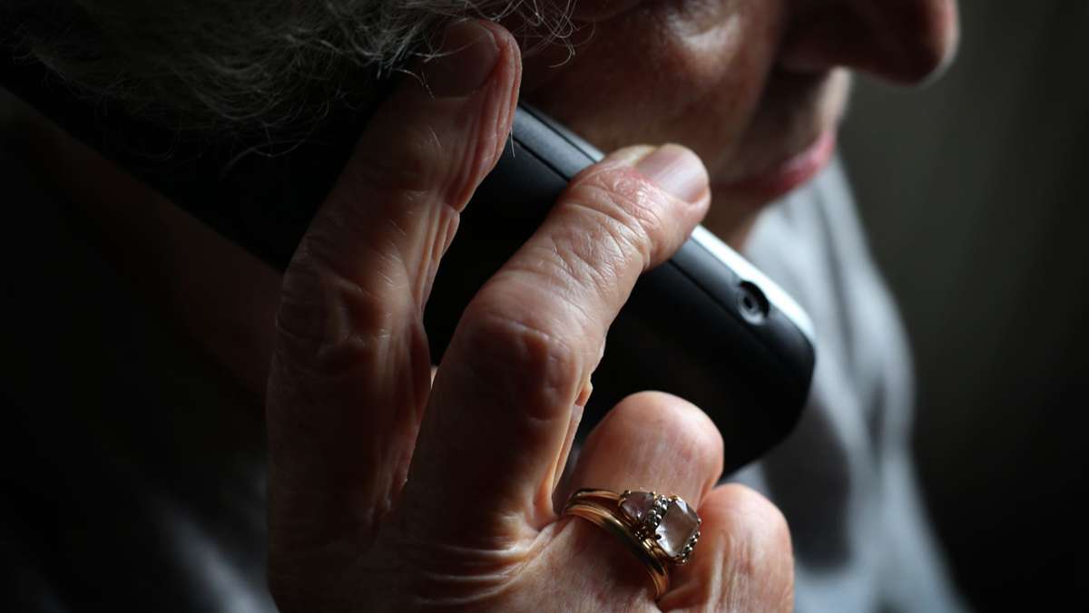 900 Euro weg: Betrüger zieht 83-Jährige über  den Tisch