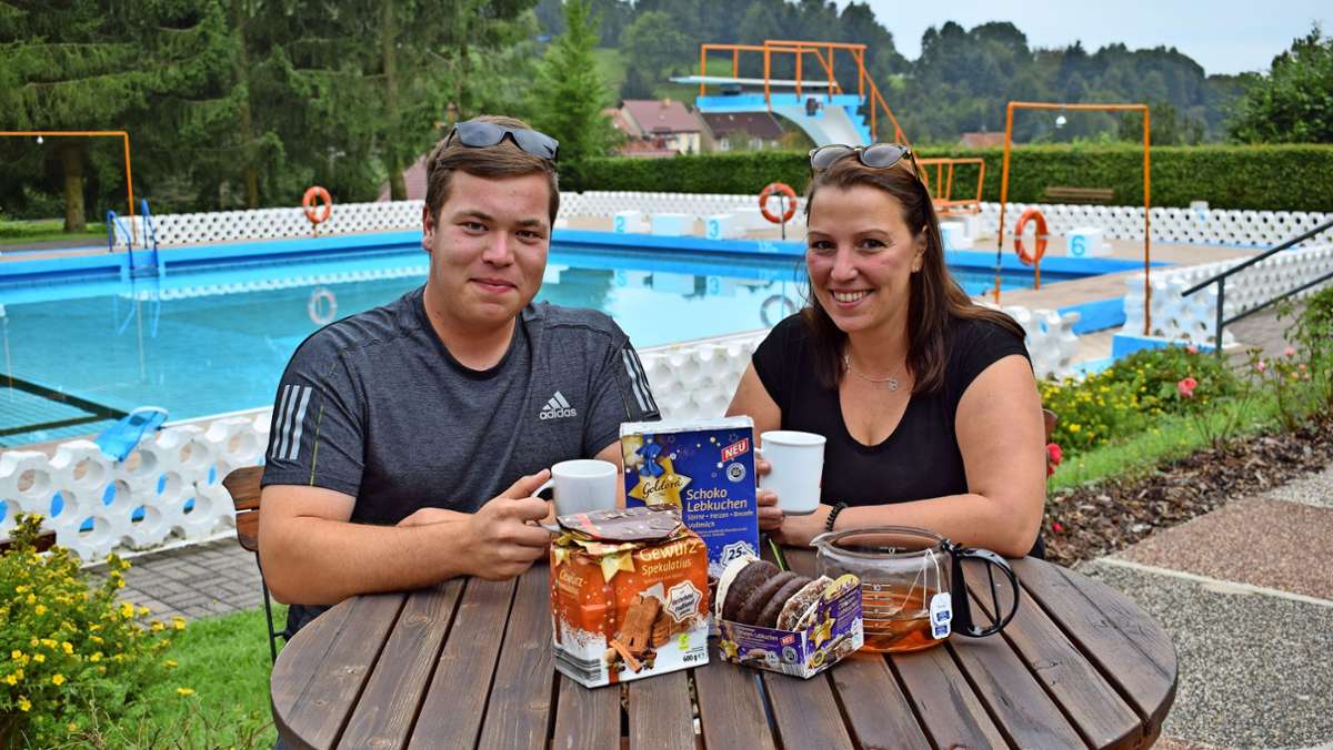Kühle Freibadsaison: Warmer Tee am Beckenrand