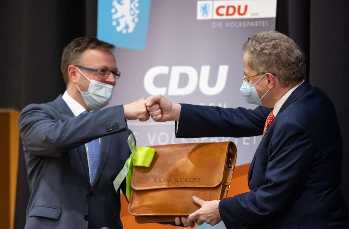 „Fatale Erinnerungen an DDR und Nazi-Zeit“: CDU-Kreisvorsitzender Ralf Liebaug (links) kritisierte die Gegner Hans-Georg Maaßens (rechts, bei der Kandidatennominierung in Suhl) Foto: /ari