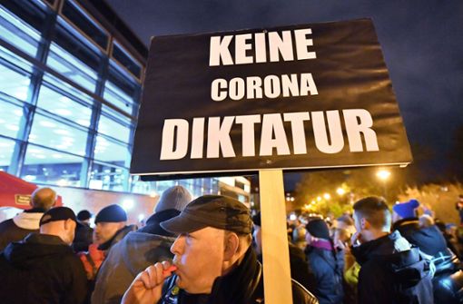 Impfung und Regeln gleich Diktatur? Viele Skeptiker und Leugner sehen das so, wie hier bei einer Demo vor dem Landtag in Erfurt. Foto: dpa/Martin Schutt