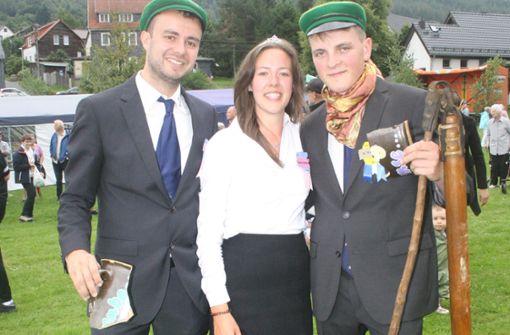 Das traditionelle Topfschlagen auf dem Sportplatz gewann Johannes Möller (rechts). Vorstand Herrmann Eberhardt und Celine Traute gratulieren. Foto:  