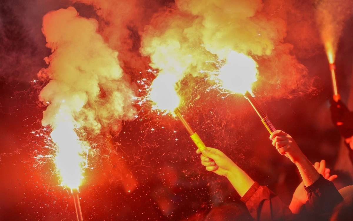 Ein zweischneidiges Schwert: Bengalos brennen nicht nur im „großen“ Fußball.   Foto: Christian Kolbert/Imago