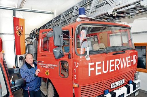 Die Drehleiter DL23-12, Baujahr 1972, der Freiwilligen Feuerwehr Schmiedefeld, hier mit Ortsbrandmeister Peter Pfeifer, hat noch bis Ende des Jahres TÜV. Foto: N. Kleinteich