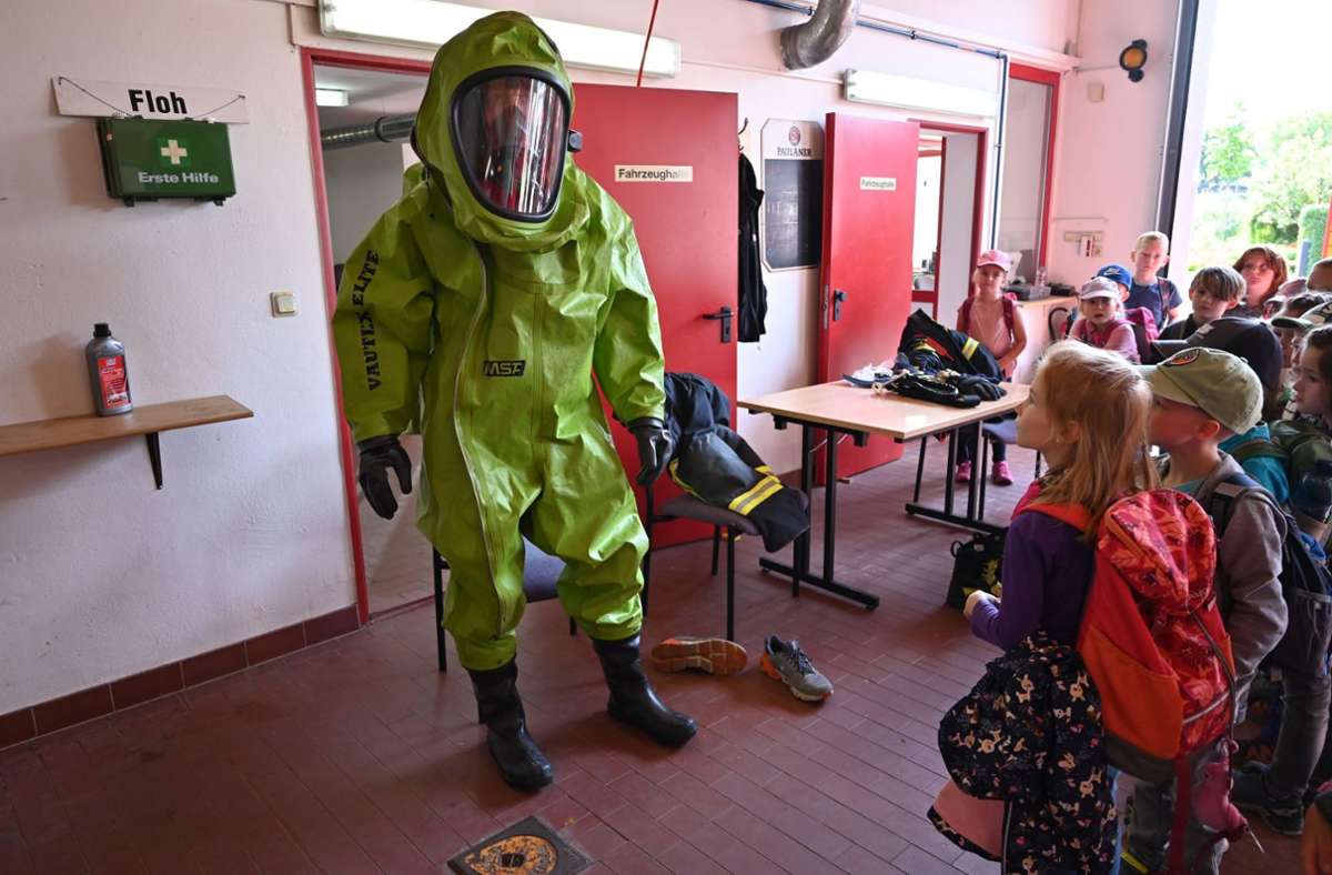 Julien Hauck sieht zwar wie ein Außerirdischer aus, trägt aber nur einen Chemikalienschutzanzug. Die Kinder brauchten keine Angst zu haben.