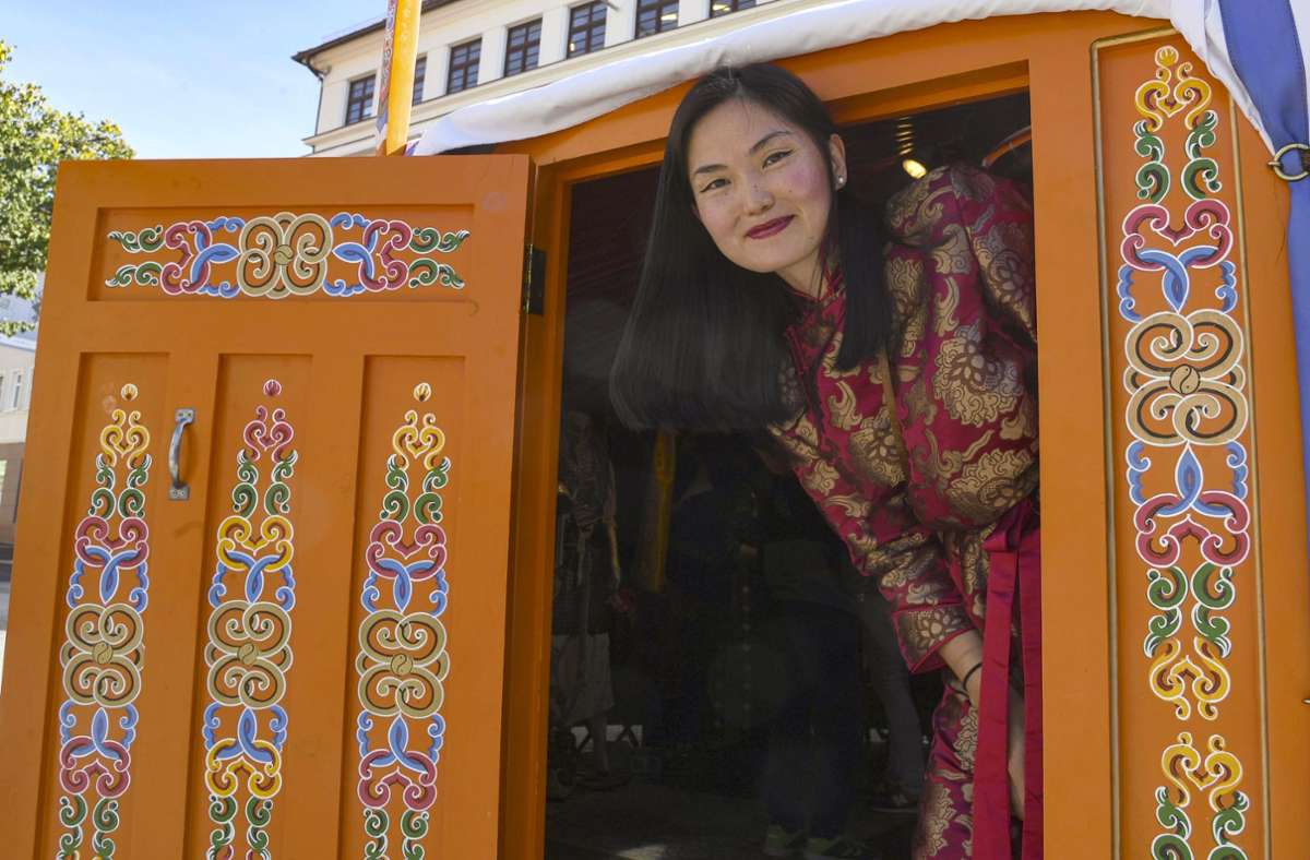 Uranzaja kommt aus der Mongolei. Sie lädt die Besucher des interkulturellen Marktfestes ein, einen Blick in eine Jurte zu werfen, in der die mongolischen Nomadenfamilien leben.