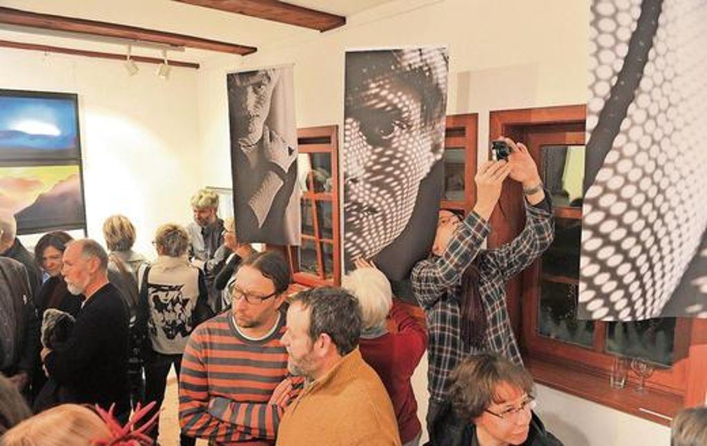 Viele Fotoapparate klickten am Freitagabend zur Vernissage in der Zella-Mehliser Bürgerhaus-Galerie. In den Räumen stellt sich bis Anfang März der Suhler Fotoclub Kontrast vor.