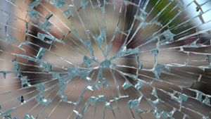 Mehrere Tausend Euro Schaden : 8-Jähriger wirft Fensterscheiben ein