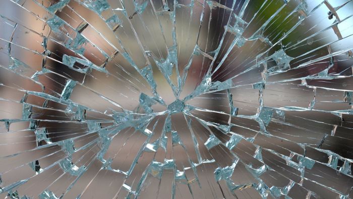 Mehrere Tausend Euro Schaden : Achtjähriger wirft Fensterscheiben ein