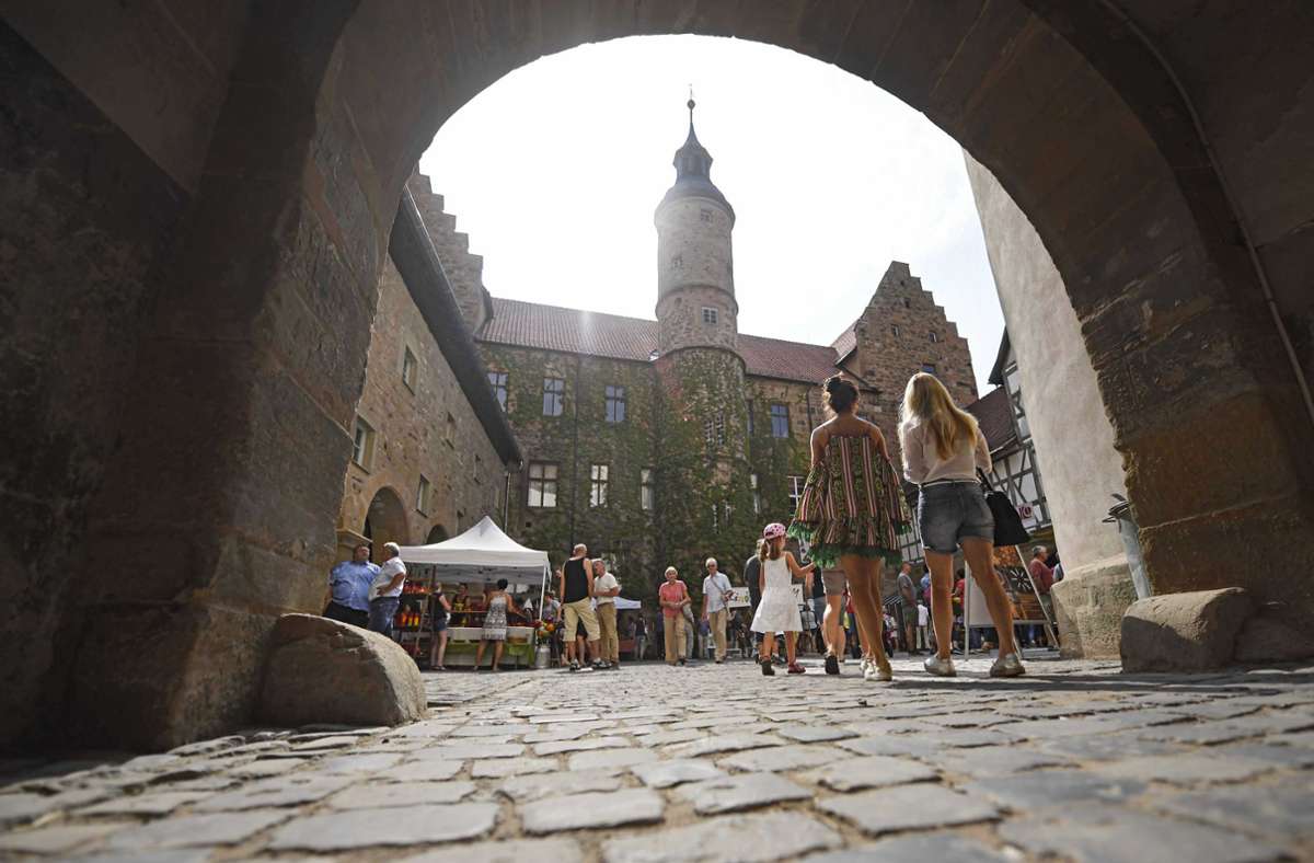 Schloss Glücksburg ist immer wieder ein beliebtes Ziel – wie hier zum Beispiel beim Keramikmarkt 2022. Foto: /Bastian Frank