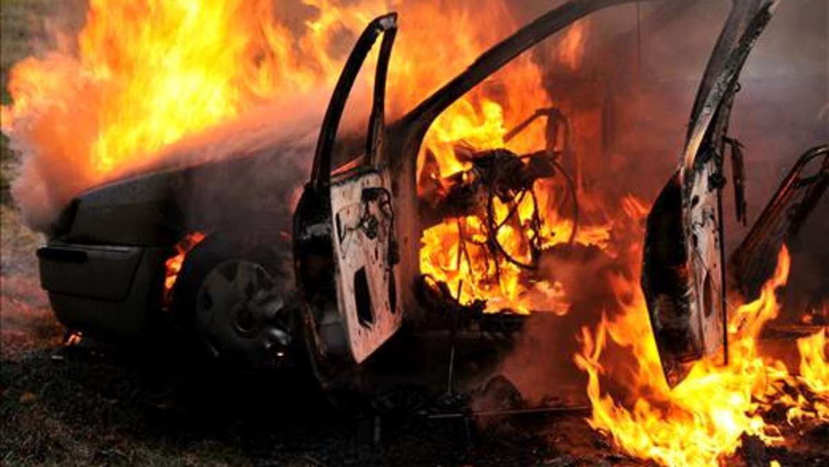 Thüringen: Auto prallt gegen Baum und brennt aus: Vier schwer Verletzte
