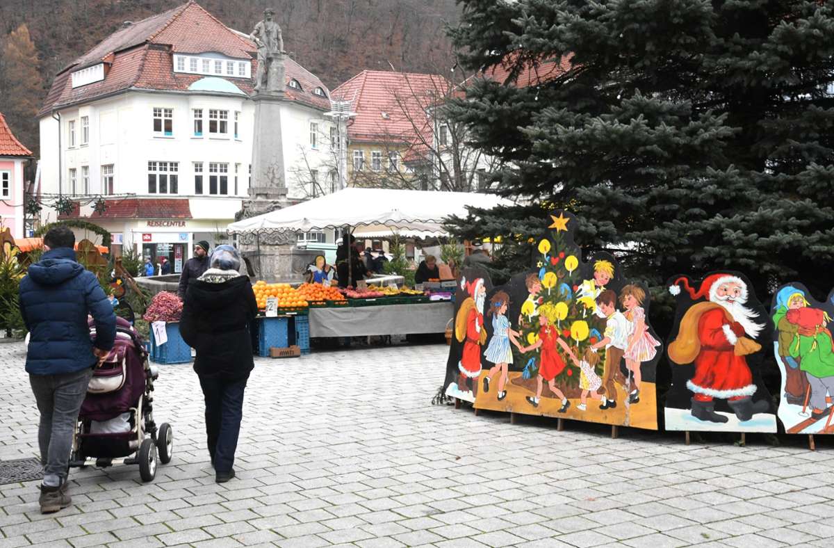 Markt unterm Weihnachtbaum – zwischen Baum und Märchenfiguren sind die angestammten Händler des Frischemarktes platziert.