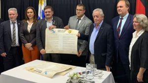 Neuhaus signiert Urkunde in Uruguay