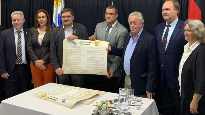 Neuhaus signiert Urkunde in Uruguay