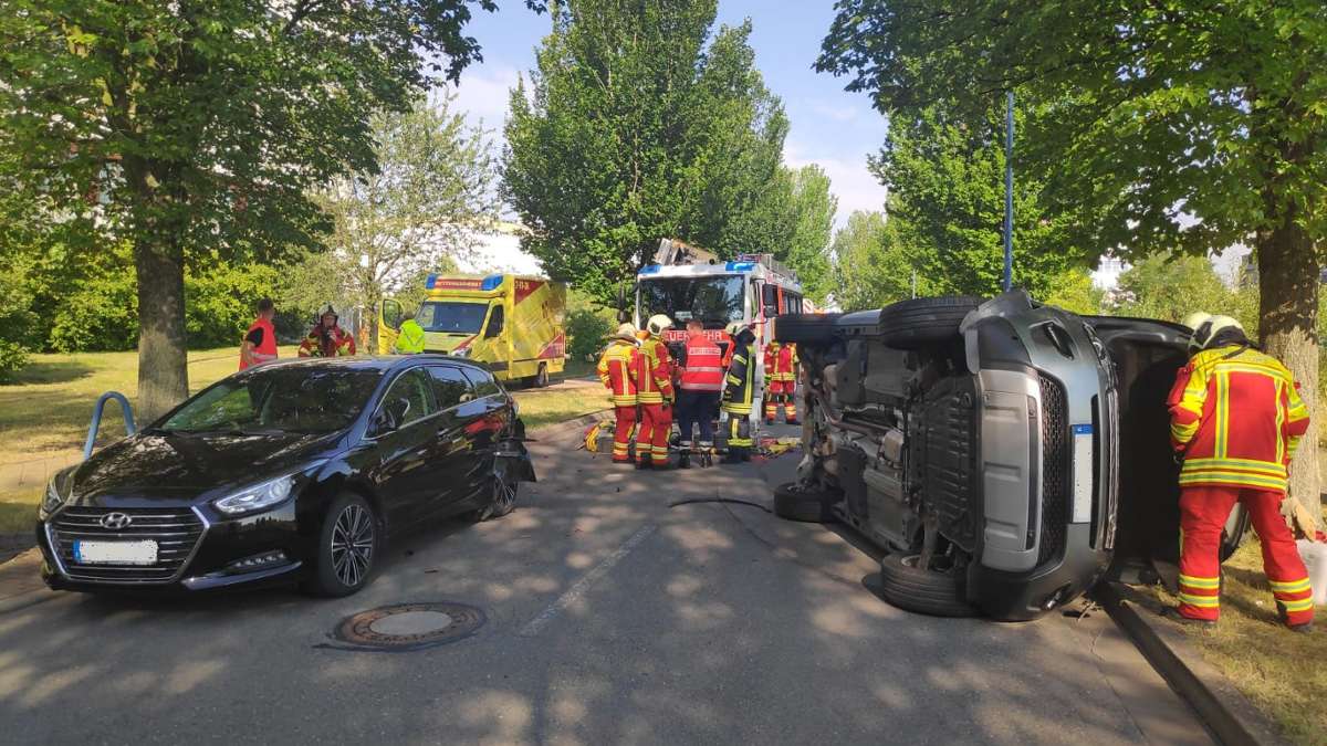Thüringen: 70-Jähriger stößt an geparktes Auto und kippt um