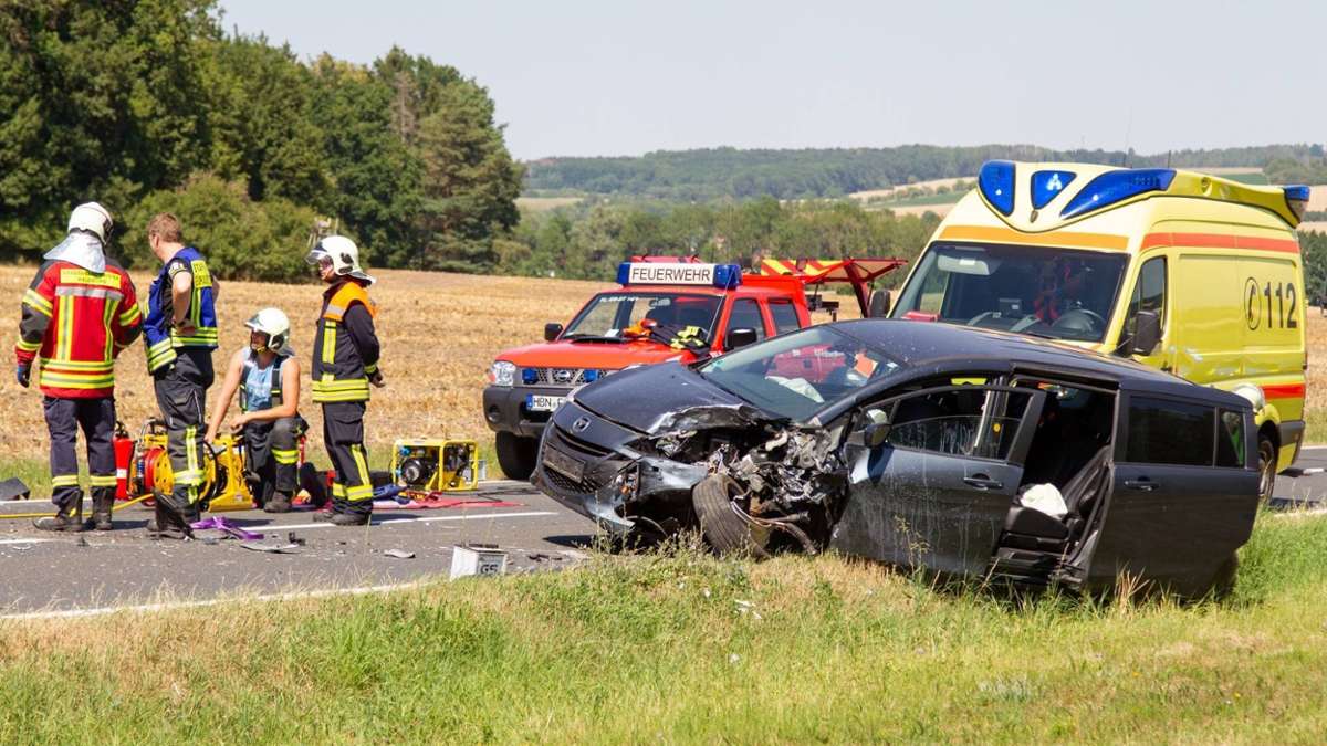 Hildburghausen: Fahrzeuge stoßen frontal zusammen: Autofahrer tödlich verletzt