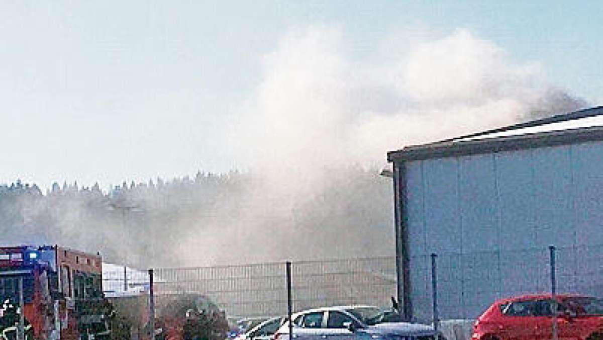 Zella-Mehlis: Auto brennt in einer Werkstatt in Zella-Mehlis