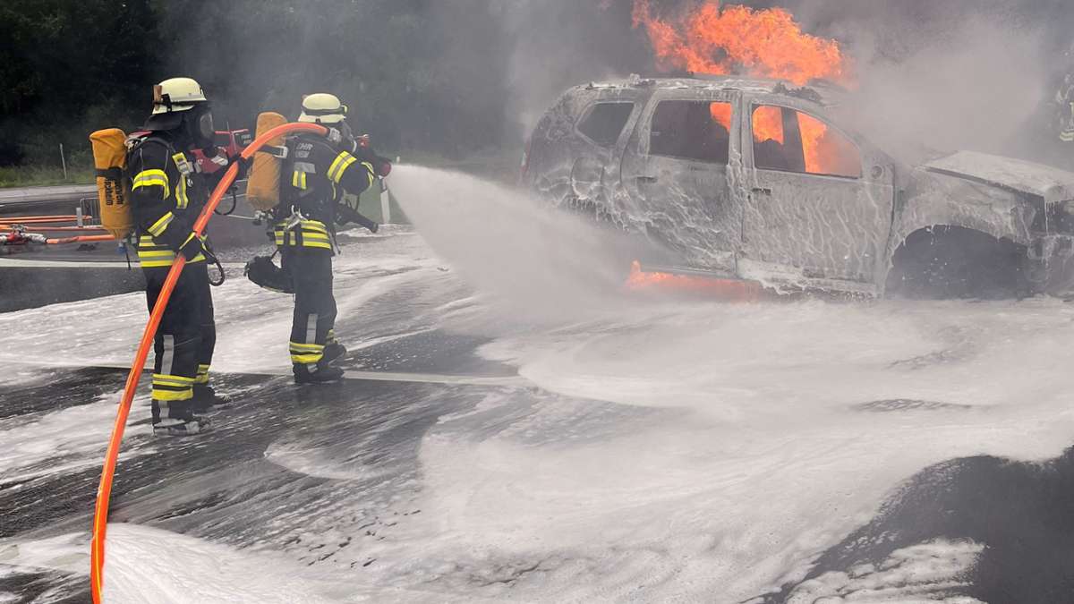 B89 bei Burggrub: Auto brennt nach Kollision komplett aus