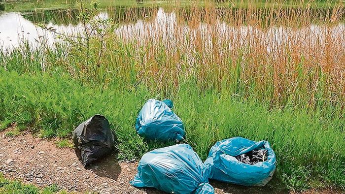 Umweltsünder entsorgt Müll am See