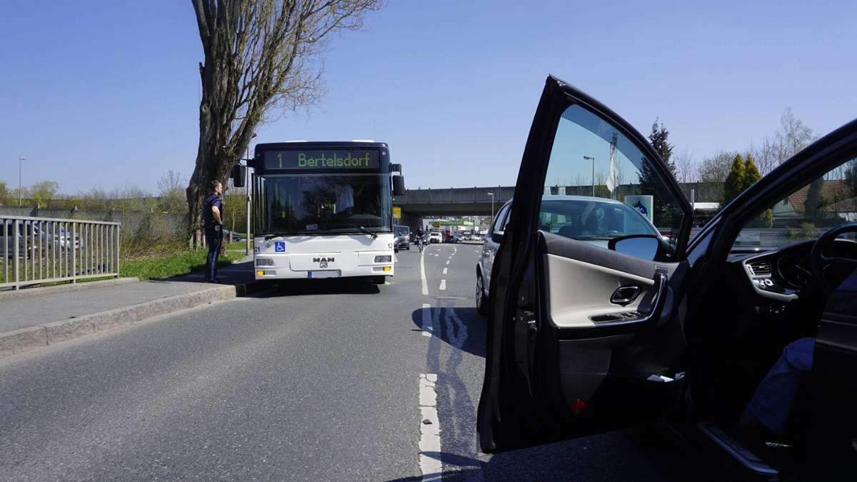 Nachbar-Regionen: Rentnerin weicht Stadtbus aus und gerät in den Gegenverkehr