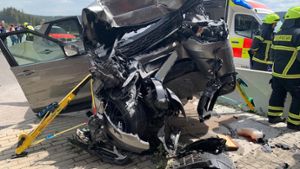 Fahrer kommt ums Leben: Auto kracht frontal gegen Tunnelportal