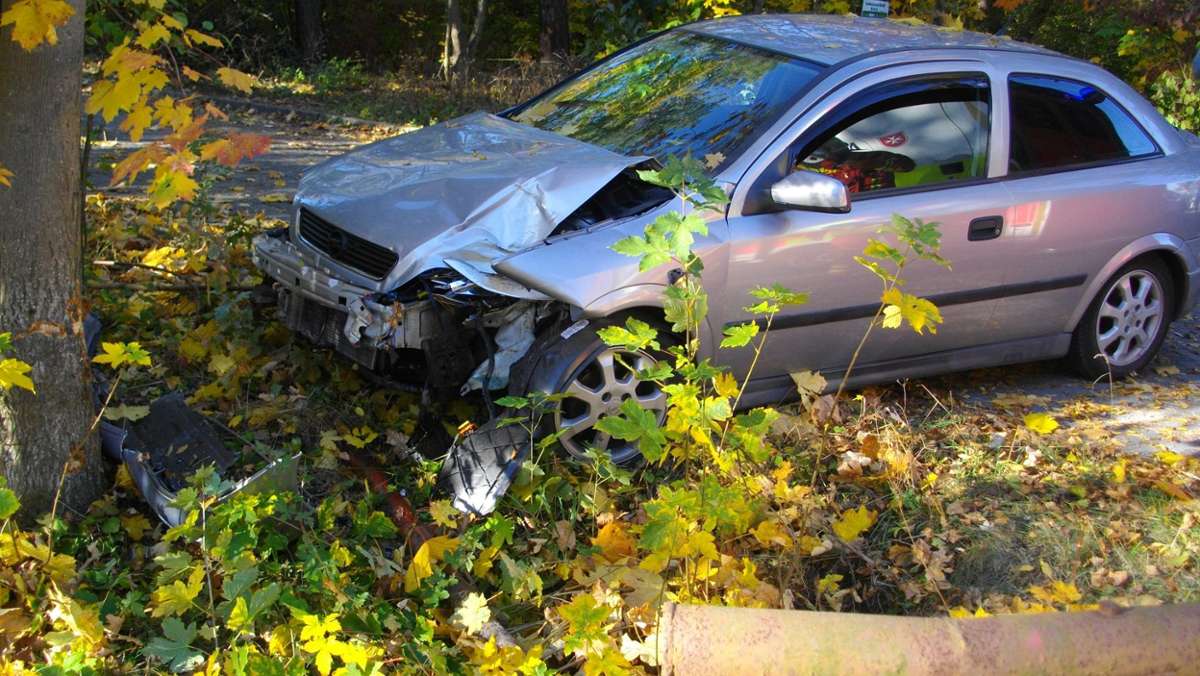 Thüringen: Kurz abgelenkt: Beifahrerin verletzt, Auto schrottreif