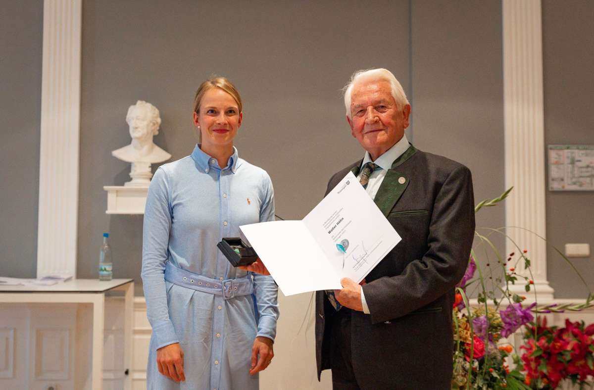 Tina Beer übergab den Preis an Walter Höhn. Foto: TSK
