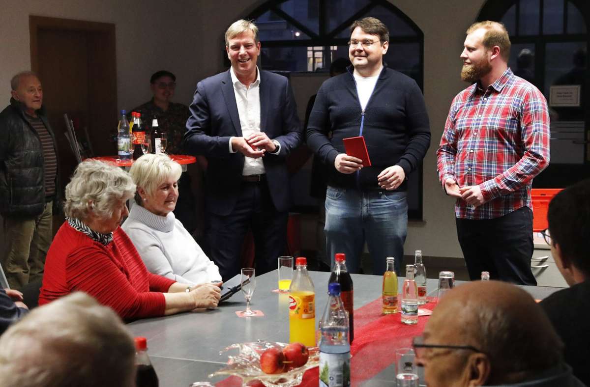 Freude über ein weiteres Parteimitglied: Christoph Endter (Mitte) Foto: /Michael Bauroth