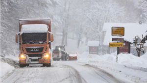 Winter im  Ilm-Kreis: Laster umgekippt, Schulbus musste warten