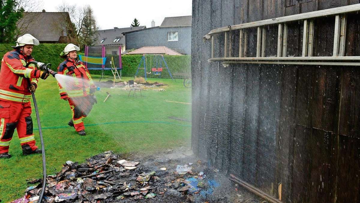 Sonneberg/Neuhaus: Feuerwehr verhindert ein Übergreifen von Flammen auf Wohnhaus in Judenbach