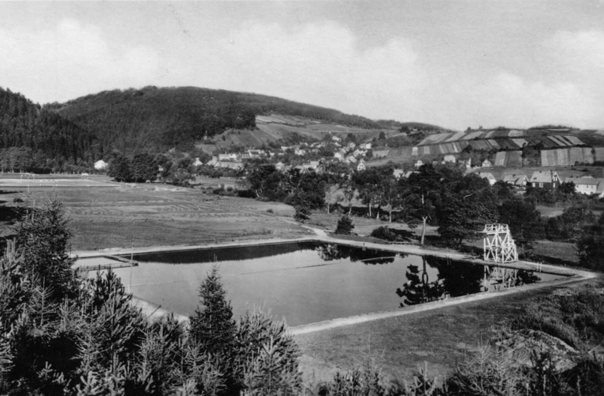 Das Geraberger Freibad im Jahre 1956. Im Hintergrund ist der Ortsteil Arlesberg zu sehen. Foto: Archiv Gabriele Irrgang