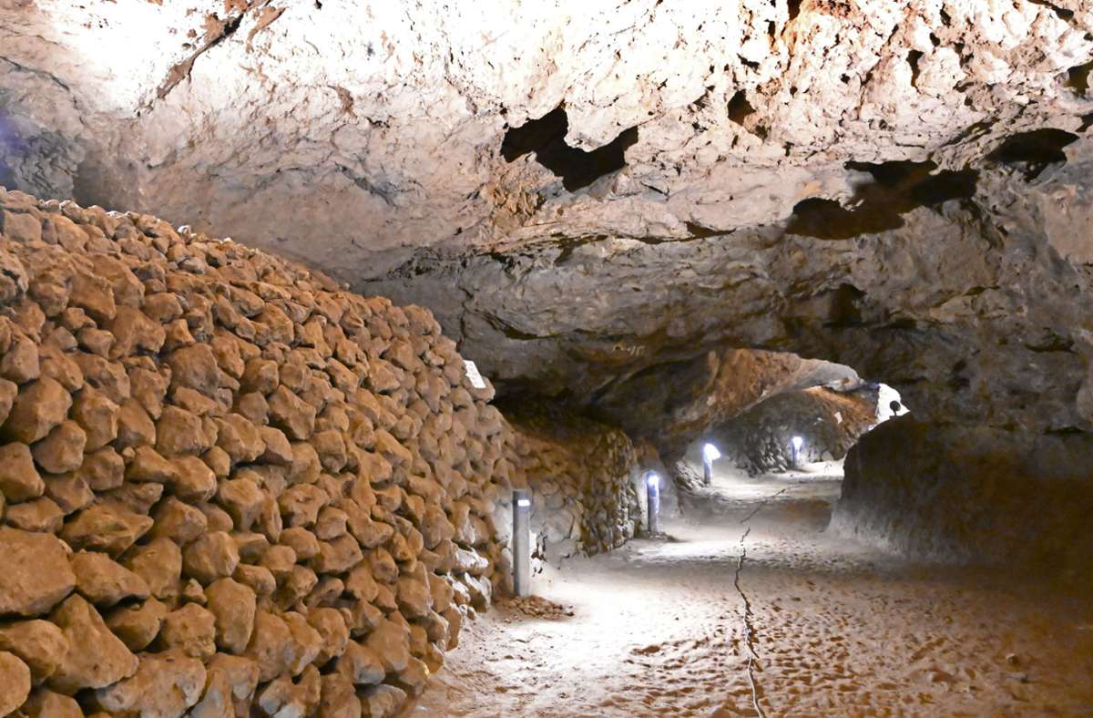 Die Grundbeleuchtung in der Altensteiner Höhle ist bereits installiert.