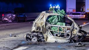 A3 bei Frankfurt: Unfall mit sieben Fahrzeugen - Mensch stirbt in brennendem Auto