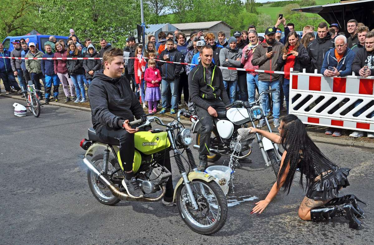 Eine Moped-und-Fahrer-Wäsche wird es zur 6. Auflage des Simson-Sandhasen-Treffens am Samstag auch wieder geben. Foto: /Archiv/Tino Hencl