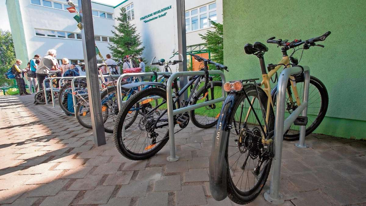 Ilmenau/Arnstadt: Ilmenauer Schulen erhalten moderne Fahrradständer