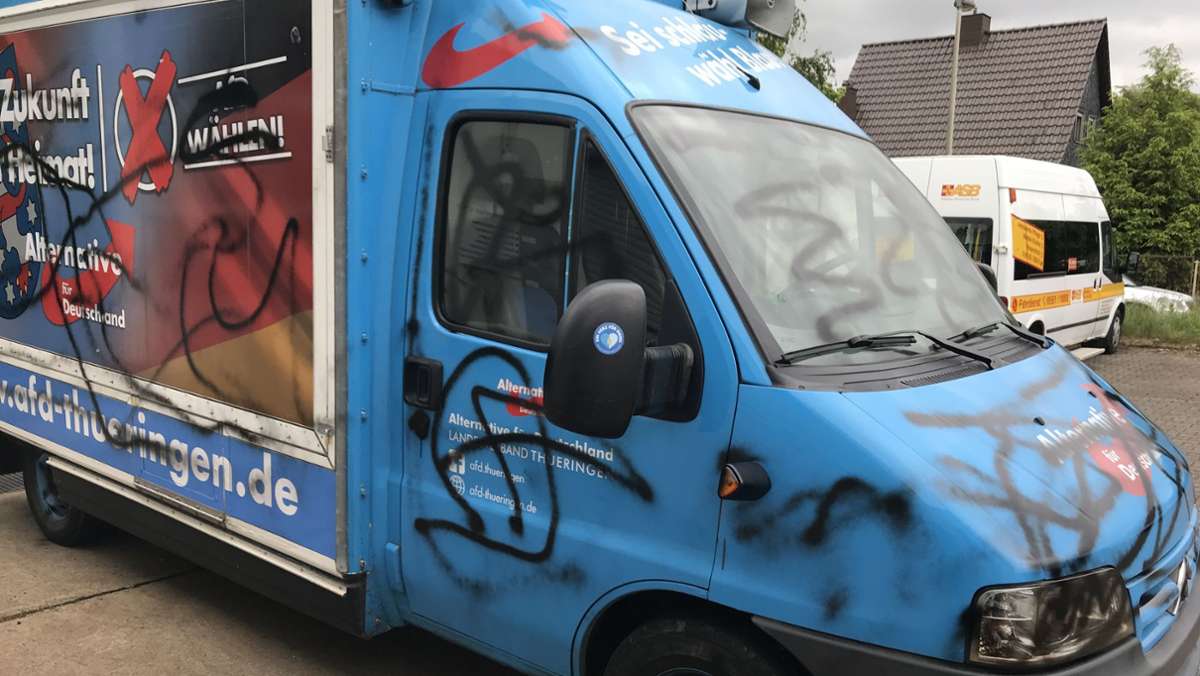 Fahrzeug beschmiert: Farbattacke auf ein  Fahrzeug mit AfD-Emblem