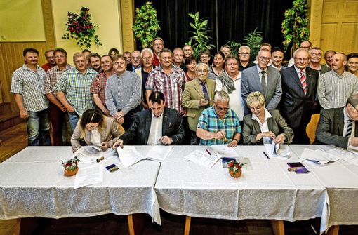Am 9. Mai 2018 stempelten und unterzeichneten fünf der sieben Bürgermeister den Eingliederungsvertrag im Haseltal. Zwei fehlten an dem Abend und bis heute stehen offenbar nicht auf allen Exemplaren alle Namen. Foto: Sascha Willms