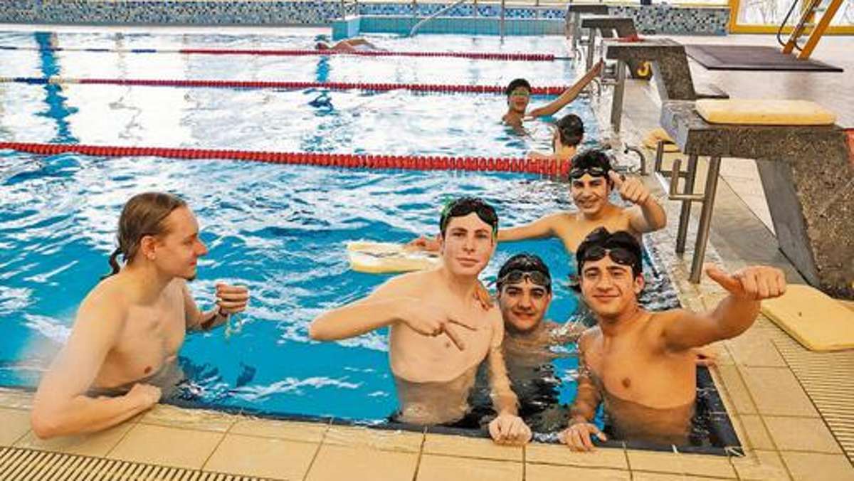 Ilmenau: Flüchtlinge lernen in Ilmenau schwimmen