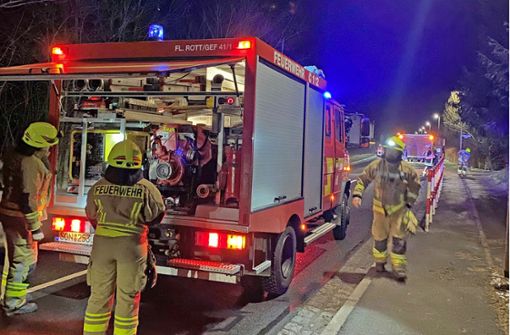 Ein Verkehrsunfall forderte die Feuerwehr am Freitagabend in Föritz. Vom Verursacher fehlte jede Spur. Foto: Moritz Bauer/Moritz Bauer