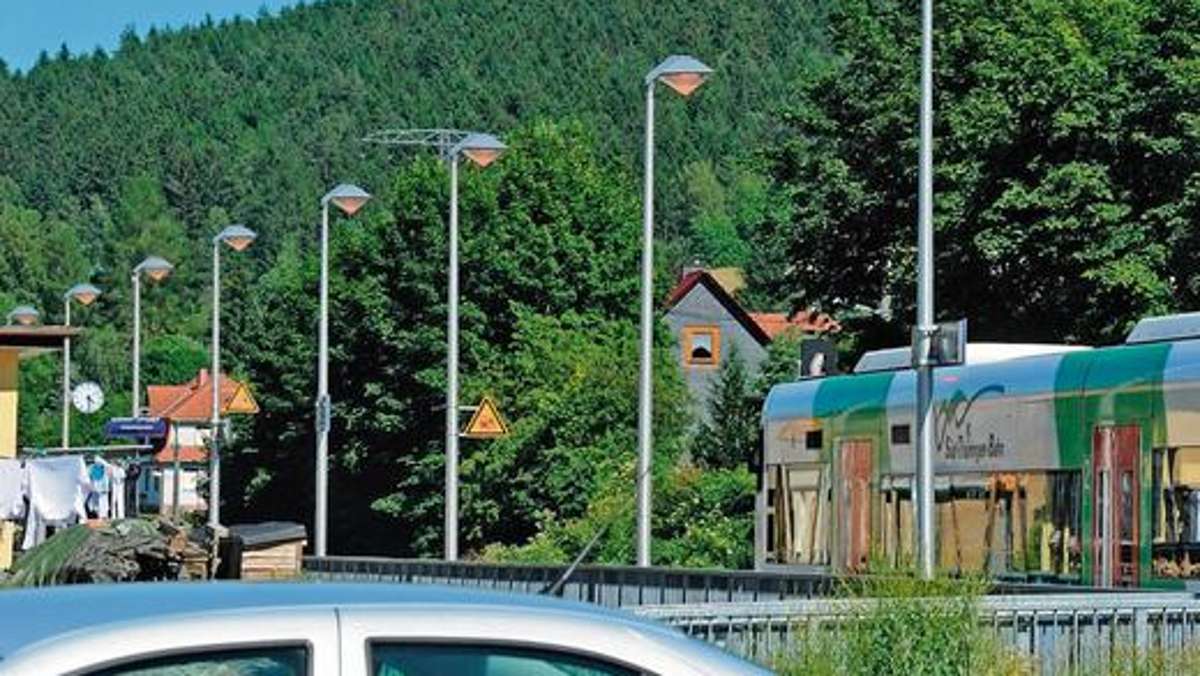 Suhl/ Zella-Mehlis: Am Bahnsteig in Dietzhausen leuchtet es auch bei Sonnenschein