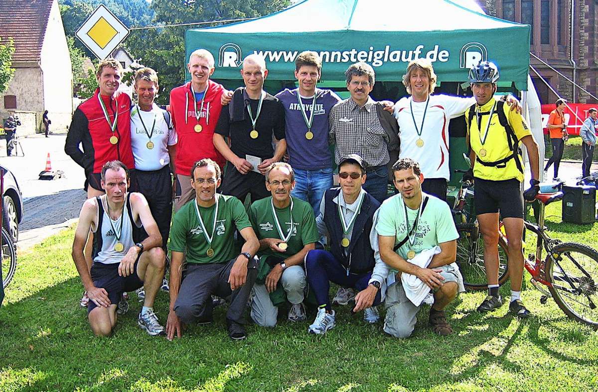 Ein starkes Team: Ein Teil der Laufgruppe  Süd  bei der 2008er-Ausgabe des Rennsteigstaffellaufs. Foto: privat