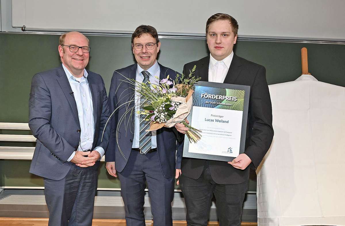 Lucas Weiland bekam den Förderpreis der Stadt Schmalkalden. Bürgermeister Thomas Kaminski übergab ihn. Thomas Seul gratulierte ebenfalls.
