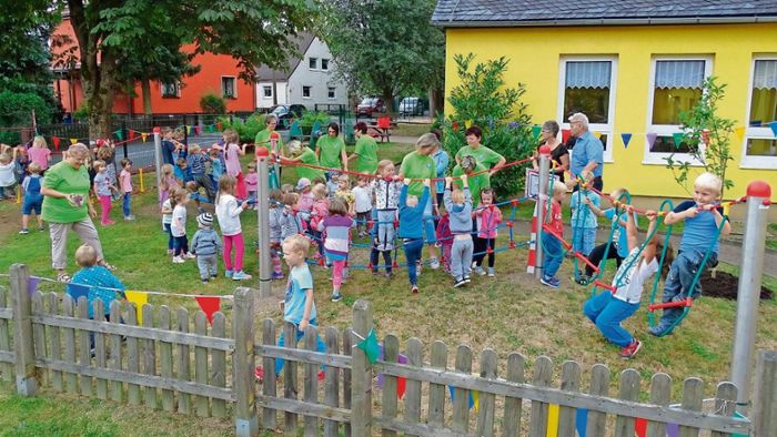 Spatzennest-Kinder stürmen neue Seilstrecke zum 60. Geburtstag
