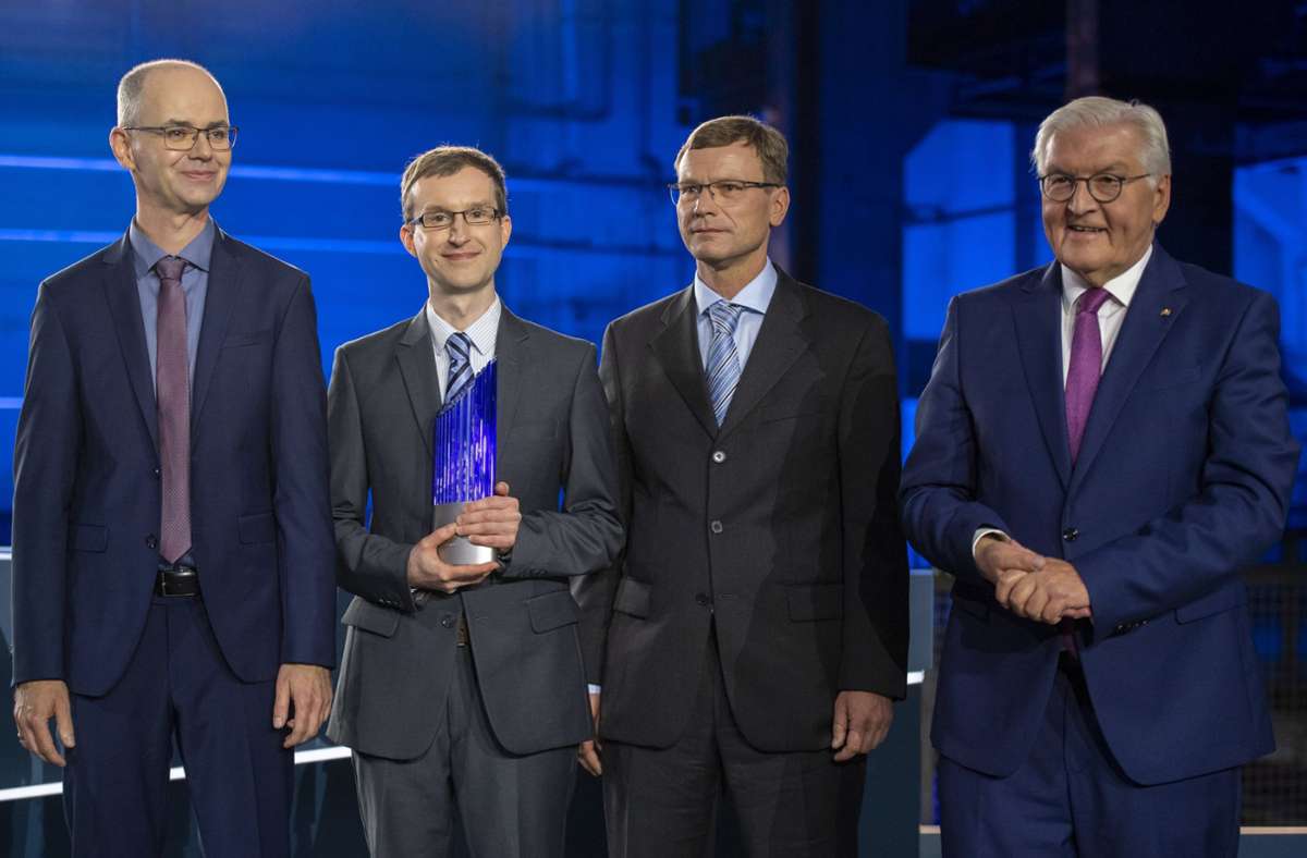 Bundespräsident Frank-Walter Steinmeier (rechts) mit den Preisträgern Thomas Kalkbrenner (links), Jörg Siebenmorgen (Zweiter von links) und Ralf Wolleschensky). Foto: dpa/Christophe Gateau