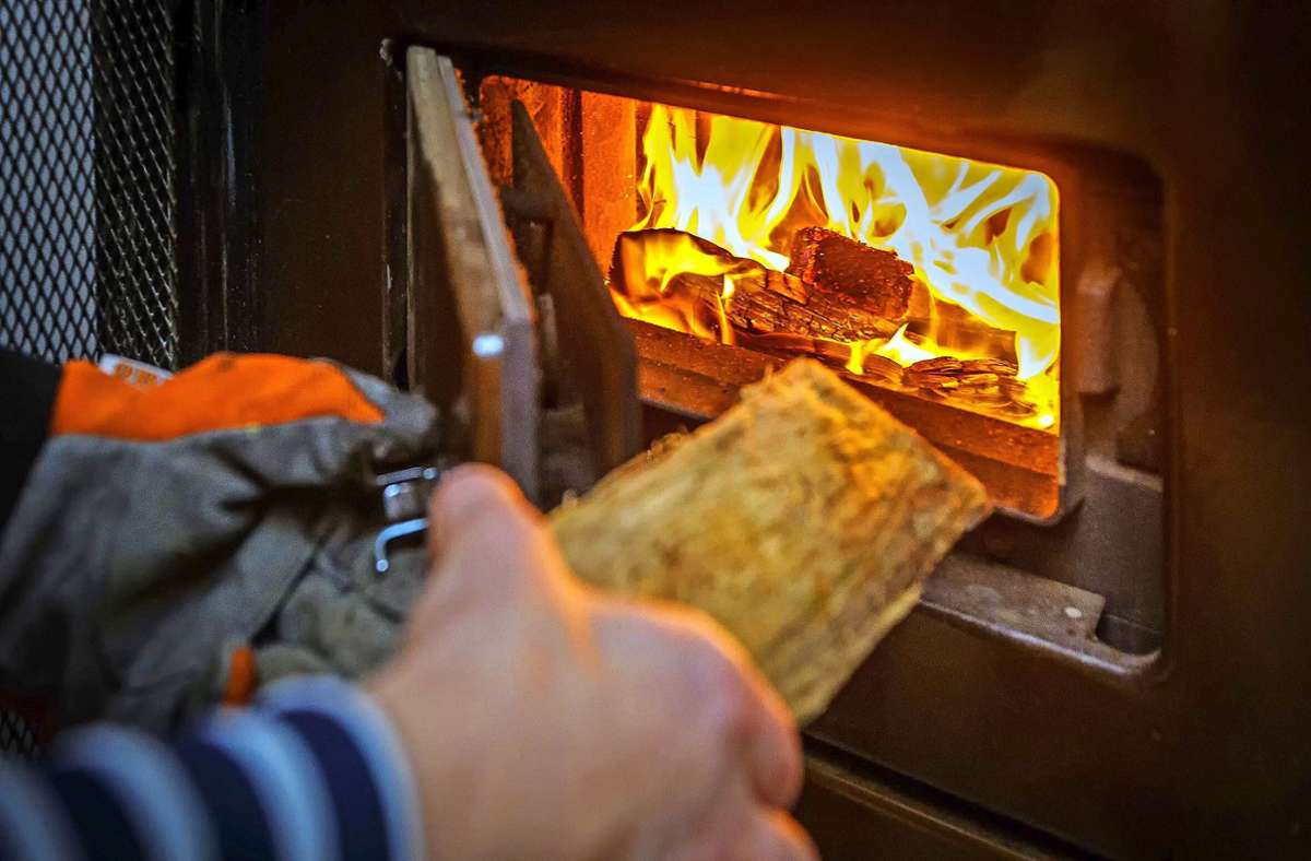 Nur gut getrocknetes  Holz   sollte im Ofen verbrannt werden. Foto: Sascha Willms