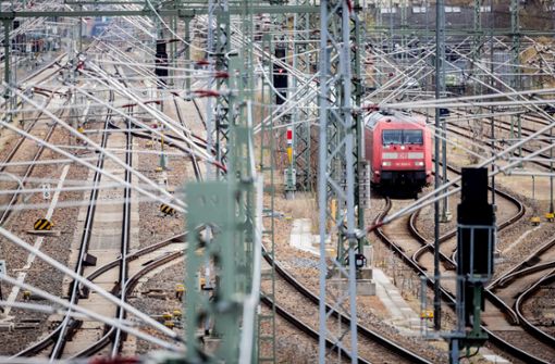Oberleitungen für Elektro-Züge: Östlich von Weimar gibt es sie derzeit nicht. Foto: picture alliance/dpa/Christoph Soeder