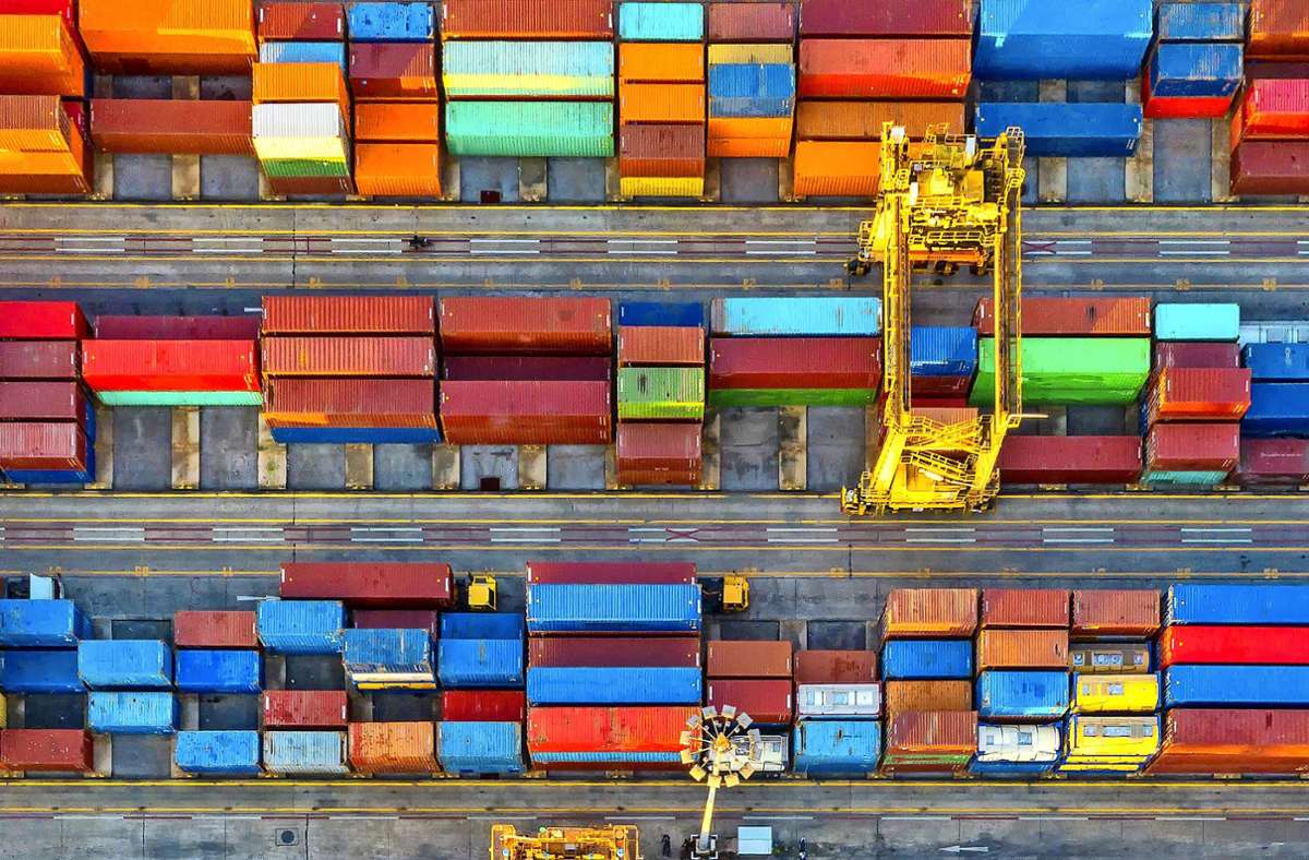 Die Ordnung der weltweiten Lieferketten ist noch immer gestört. Container bleiben in Häfen liegen, Rohstoffe werden noch nicht in den Mengen gefördert wie vor der Pandemie. Foto: MAGNIFIER - stock.adobe.com