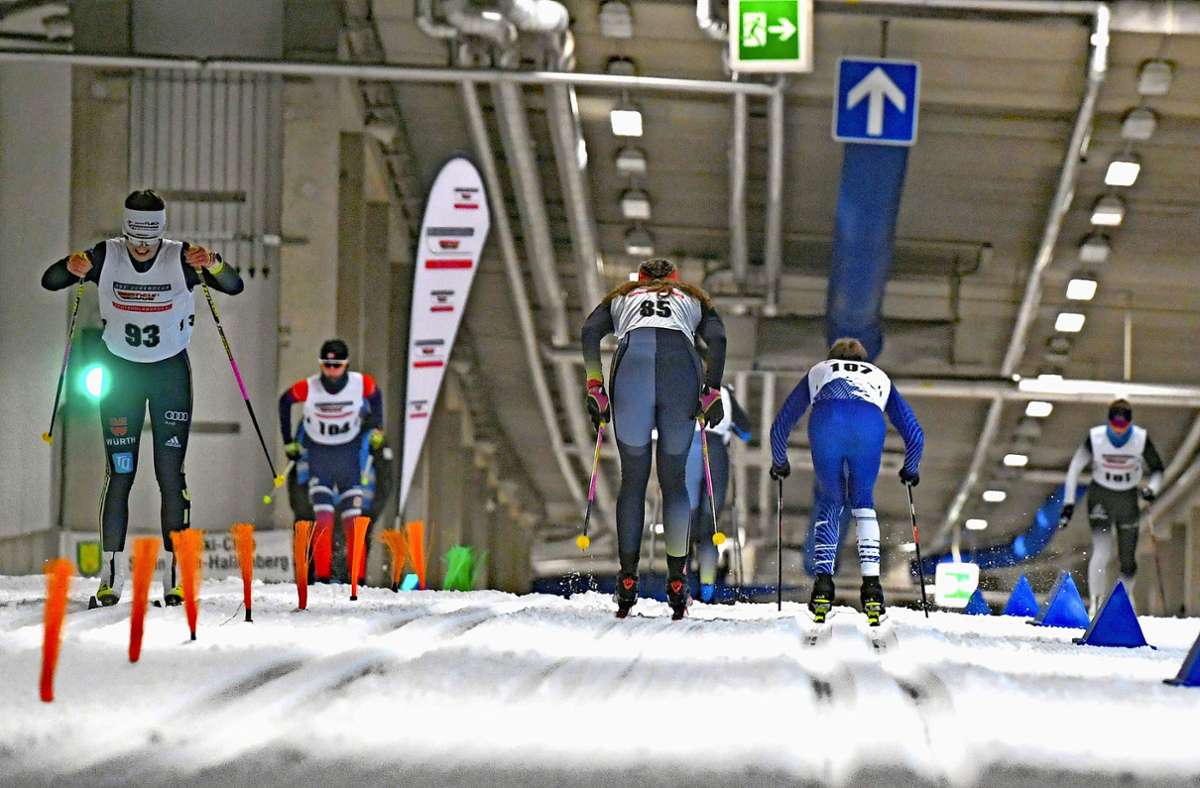 Rettungsinsel: Ohne Winter draußen ist der Winter drinnen die einzige Alternative. Nur den internationalen Startern mussten die Veranstalter des Deutschlandpokals in der Oberhofer Skihalle aufgrund von  Platz- und Zeitmangel absagen.
